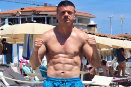 (FOTO) TIGAR POZIRA U KUPAĆEM Dečko Jovane Jeremić pokazao mišiće na plaži