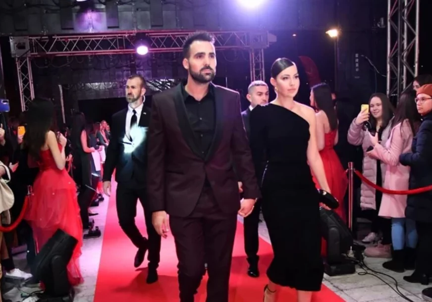 OSTAVLJA BEZ DAHA Za suprugu poznatog glumca kažu da je ista Monika Beluči, njena izjava o mužu se i danas prepričava