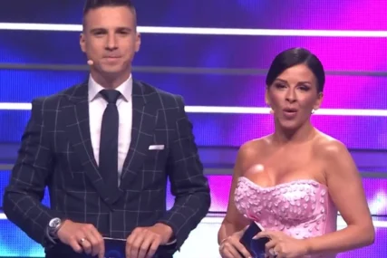 (FOTO) ZVONČICA ILI BARBI Ana Sević provokativnoj haljini u polufinalu "Zvezda Granda", dekolte u prvom planu