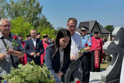 (FOTO) "Vječna im slava i hvala" Delegacija Narodnog fronta položila cvijeće u Dugoj Njivi i odala počast poginulim u akciji “Koridor 92”