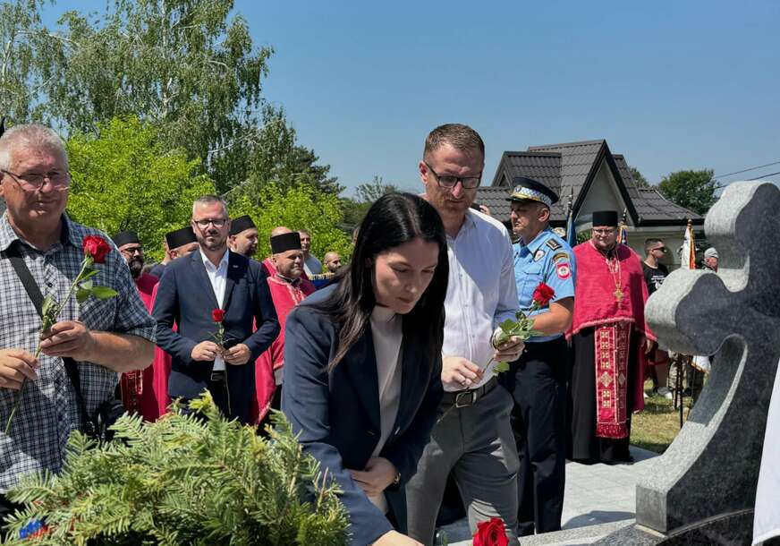 (FOTO) "Vječna im slava i hvala" Delegacija Narodnog fronta položila cvijeće u Dugoj Njivi i odala počast poginulim u akciji “Koridor 92”