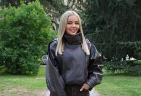 (FOTO) NATAŠA U MINIĆU, ŠIJAN BEZ MAJICE Zet i svastika u transu, spala joj bretela dok su se provodili na plaži