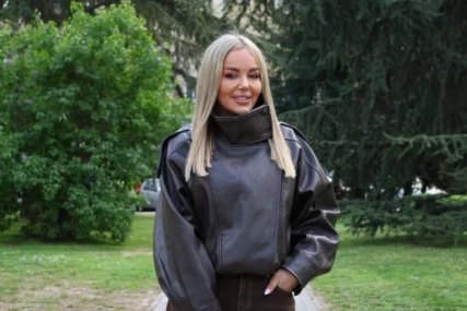 (FOTO) NATAŠA U MINIĆU, ŠIJAN BEZ MAJICE Zet i svastika u transu, spala joj bretela dok su se provodili na plaži