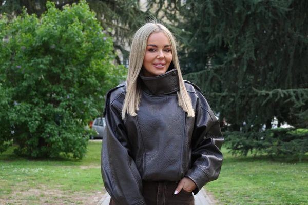 (FOTO) NATAŠA U MINIĆU, ŠIJAN BEZ MAJICE Zet i svastika u transu, spala joj bretela dok su se provodili na plaži