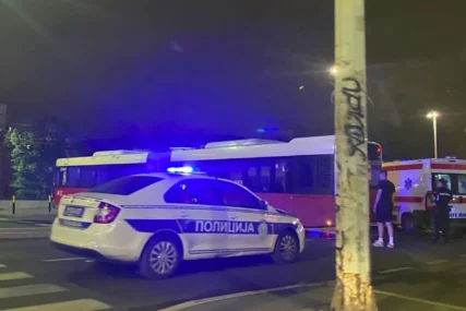 GRAĐANI RAZBIJALI VRATA DA OSLOBODE VOZAČA Detalji užasne nesreće kod Brankovog mosta, evo u kakvom je stanju povrijeđeni