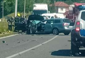 (FOTO) PRVE FOTOGRAFIJE SA MJESTA NESREĆE U stravičnom sudaru kod Banjaluke učestvovala 4 automobila, ima MRTVIH