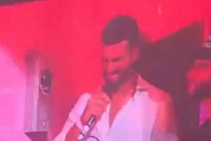 (VIDEO) Zbog njegovih riječi publika počela da vrišti: Novak Đoković se pojavio na koncertu svjetske zvijezde, pa uzeo mikrofon u ruke