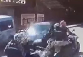 (VIDEO) Isplivao jeziv snimak napada na vlasnika firme: Jedan uperio pištolj u njega, ostali mu lomili glavu šipkama