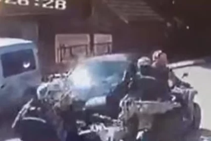 (VIDEO) Isplivao jeziv snimak napada na vlasnika firme: Jedan uperio pištolj u njega, ostali mu lomili glavu šipkama