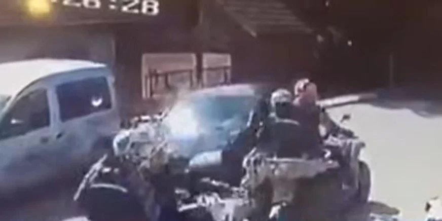 (VIDEO) Isplivao jeziv snimak napada na vlasnika firme: Jedan uperio pištolj u njega, ostali mu lomili glavu šipkama