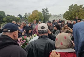 SAHRANJENA ŽENA HALIDA BEŠLIĆA Sin Dino plače na Sejdinom grobu, sin i prijatelji sve vrijeme uz njega
