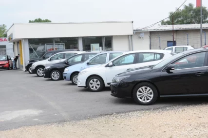 Opasnost od eksplozije i teškog trovanja: Ove stvari ljeti nikako ne smijete ostavljati u autu
