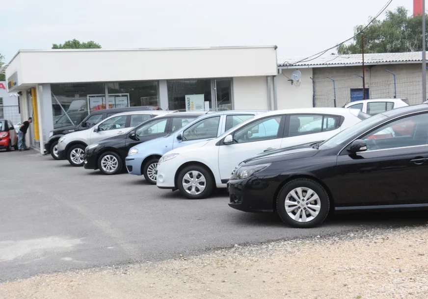 Opasnost od eksplozije i teškog trovanja: Ove stvari ljeti nikako ne smijete ostavljati u autu