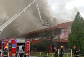 (VIDEO, FOTO) PRVE FOTOGRAFIJE VELIKOG POŽARA Gori tržni centar na Novom Beogradu, dim kulja na sve strane
