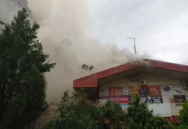 (VIDEO, FOTO) Vatra pod kontrolom: Dva vatrogasca povrijeđena tokom gašenja požara u tržnom centru