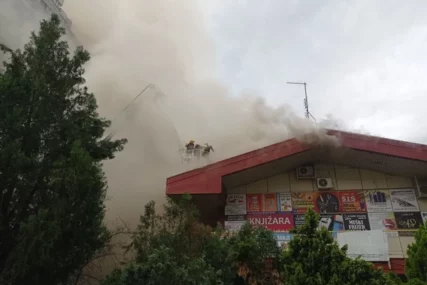 (VIDEO, FOTO) Vatra pod kontrolom: Dva vatrogasca povrijeđena tokom gašenja požara u tržnom centru
