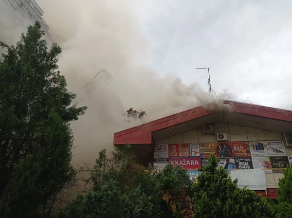 (VIDEO, FOTO) Vatra pod kontrolom: Dva vatrogasca povrijeđena tokom gašenja požara u tržnom centru