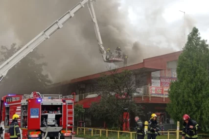 (VIDEO, FOTO) PRVE FOTOGRAFIJE VELIKOG POŽARA Gori tržni centar na Novom Beogradu, dim kulja na sve strane