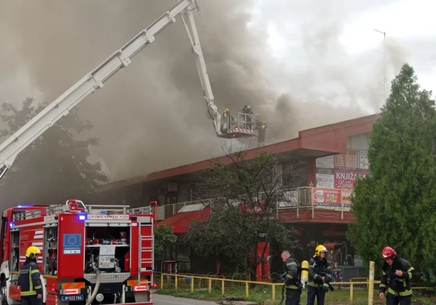 (VIDEO, FOTO) VLASNICI LOKALA PLAČU, VATROGASCI SE BORE SA VATROM Potresne scene ispred tržnog centra na Novom Beogradu