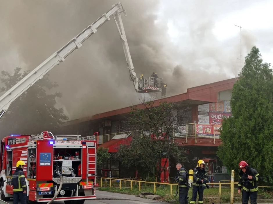 Požar u tržnom centru na Novom Beogradu, dim kulja na sve strane