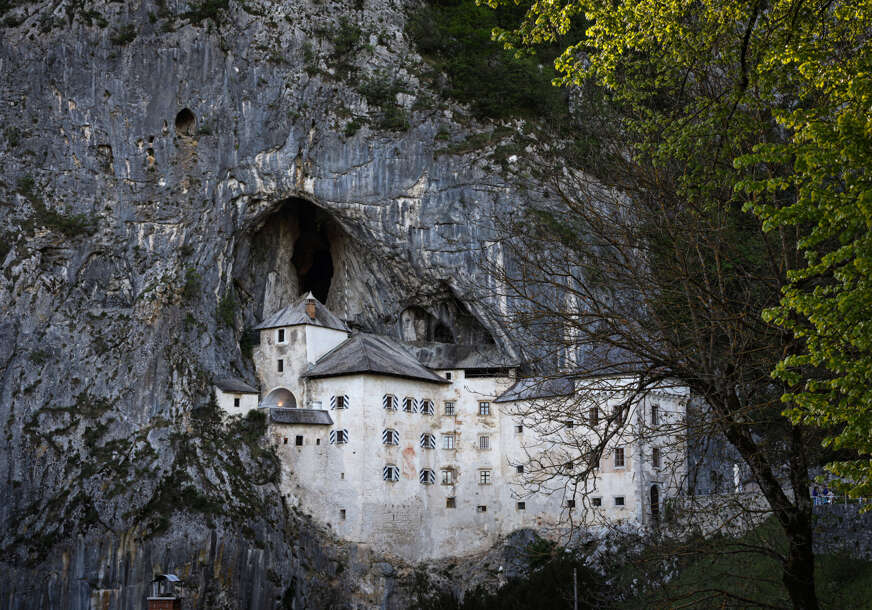 reportaža o Predjamskom dvorcu, Slovenija
