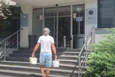 (VIDEO) „NE MOGU DA OPEREM KANTE“ Proizvođač prosuo mlijeko ispred banjalučkog Vodovoda