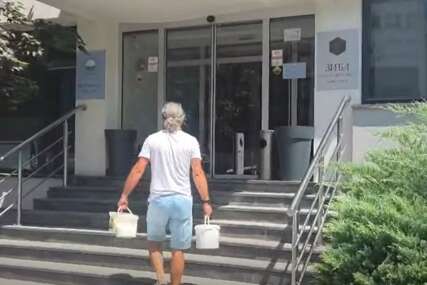 (VIDEO) „NE MOGU DA OPEREM KANTE“ Proizvođač prosuo mlijeko ispred banjalučkog Vodovoda