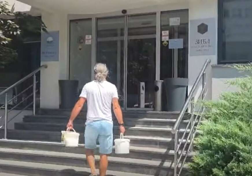 (VIDEO) „NE MOGU DA OPEREM KANTE“ Proizvođač prosuo mlijeko ispred banjalučkog Vodovoda