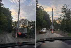 (FOTO) GRDOSIJA UGROŽVA SAOBRAĆAJ I VOZAČE Radova odavno nema, a DŽINOVSKA MAŠINA ostala na regionalnom putu