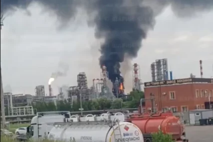(VIDEO) Ukrajinci udarili dronovima: Gori jedna od najvećih petrohemijskih kompanija u Rusiji
