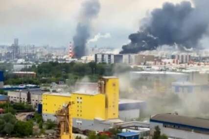 (VIDEO) PUTIN ĆUTI, MOSKVA GORI Ruska raketa promašila ukrajinski dron i digla u vazduh skladište nafte, kruže nevjerovatni snimci
