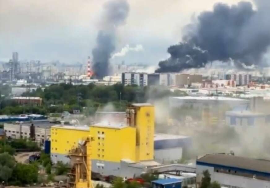 (VIDEO) PUTIN ĆUTI, MOSKVA GORI Ruska raketa promašila ukrajinski dron i digla u vazduh skladište nafte, kruže nevjerovatni snimci