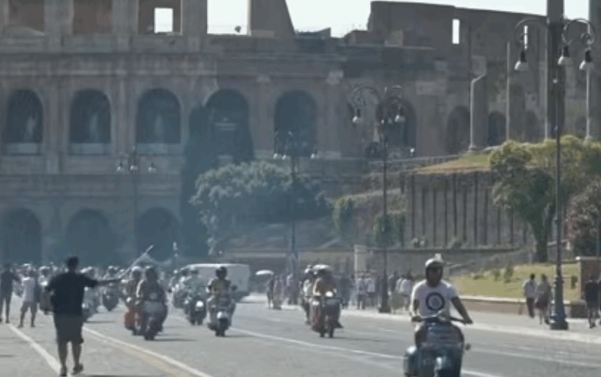 (VIDEO) TRAJE TOLIKO DUGO Vespa slavila rođendan uz spektakl na ulicama Rima