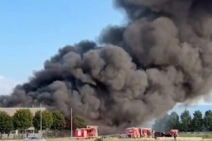 (VIDEO) Gust dim prekrio naselje: Veliki požar progutao fabriku namještaja u Zagorju