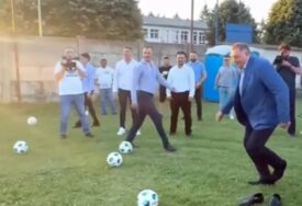 (VIDEO) Dodik pokazao šta zna na terenu, šutirao penale "Uvijek smo imali mlade koji znaju odbraniti i gol i Republiku Srpsku"