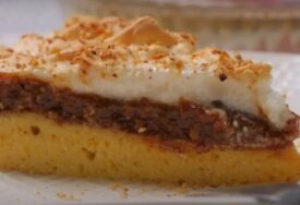 Starinski kolač koji vraća u djetinjstvo: Recept za poslasticu sa orasima i pekmezom