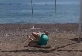 (FOTO) ĐANI SE SRUŠIO NASRED PLAŽE Slađa sve snimila telefonom, nije mu bilo spasa