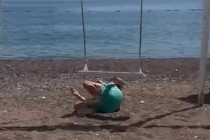 (FOTO) ĐANI SE SRUŠIO NASRED PLAŽE Slađa sve snimila telefonom, nije mu bilo spasa