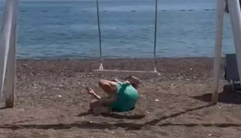 (FOTO) ĐANI SE SRUŠIO NASRED PLAŽE Slađa sve snimila telefonom, nije mu bilo spasa