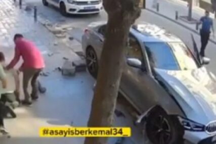 (VIDEO) "Nije mi rekao čak ni brz oporavak" Udario pješaka pa izašao da provjeri štetu na autu, reakcija vozača šokirala javnost