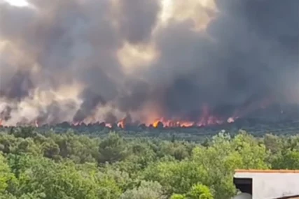 (VIDEO) PODIGNUTI KANADERI Udari munja izazvali požare kod Šibenika