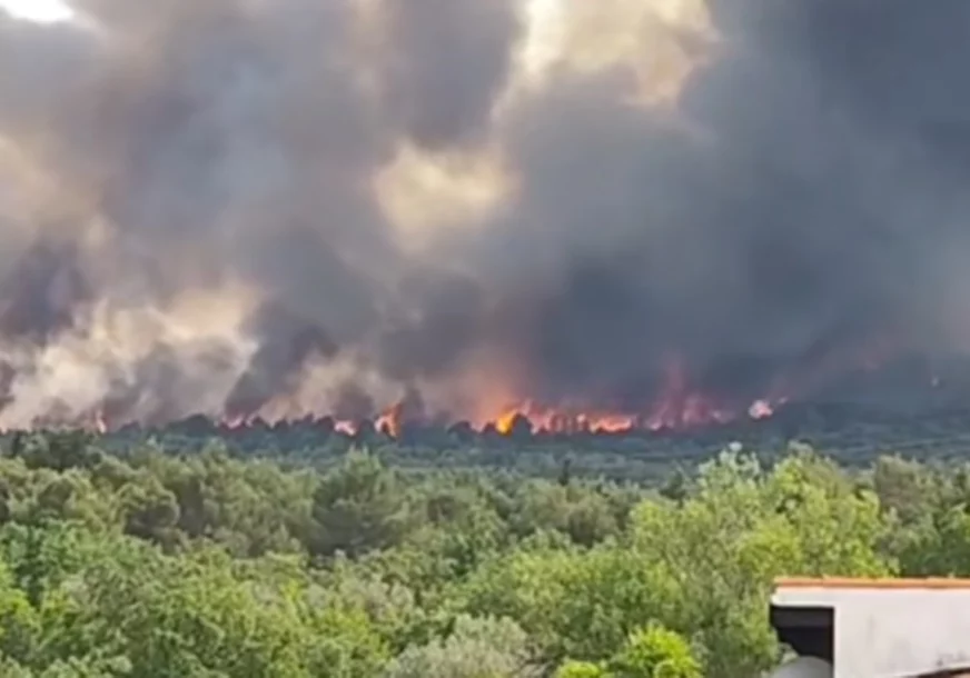 (VIDEO) PODIGNUTI KANADERI Udari munja izazvali požare kod Šibenika