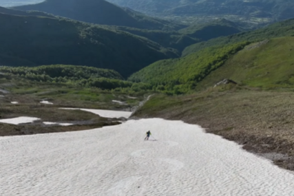 (FOTO) Ljudi gledaju u nevjerici: Skijaš se spustio sa SNJEŽNOG VRHA na početku juna
