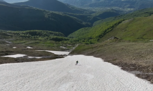 (FOTO) Ljudi gledaju u nevjerici: Skijaš se spustio sa SNJEŽNOG VRHA na početku juna
