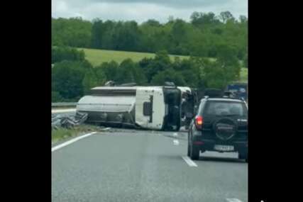 (VIDEO) Nesreća na auto-putu 9. januar: Prevrnula se cisterna mlijeka