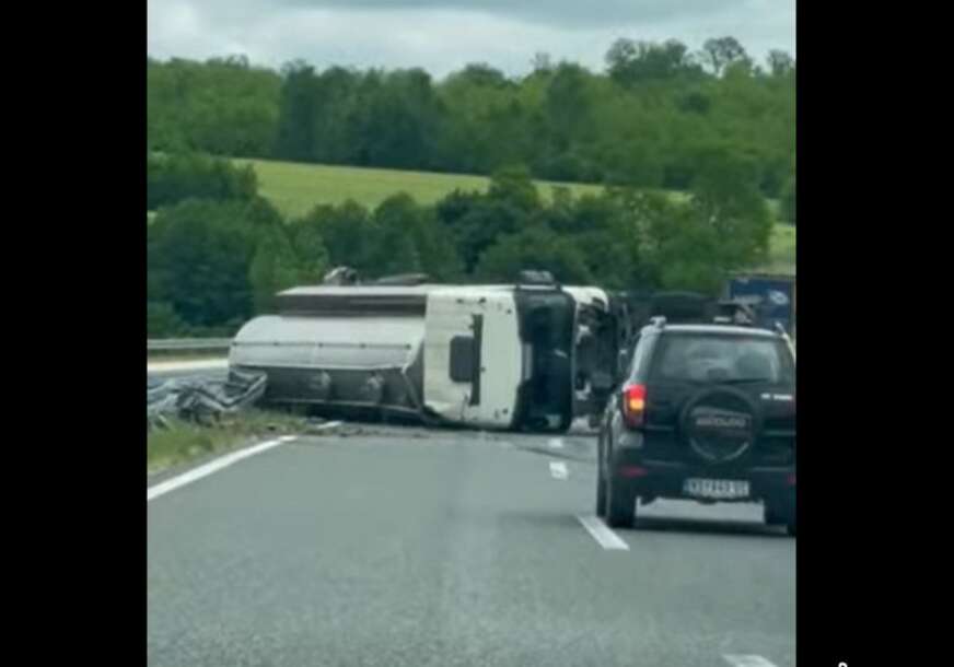 (VIDEO) Nesreća na auto-putu 9. januar: Prevrnula se cisterna mlijeka
