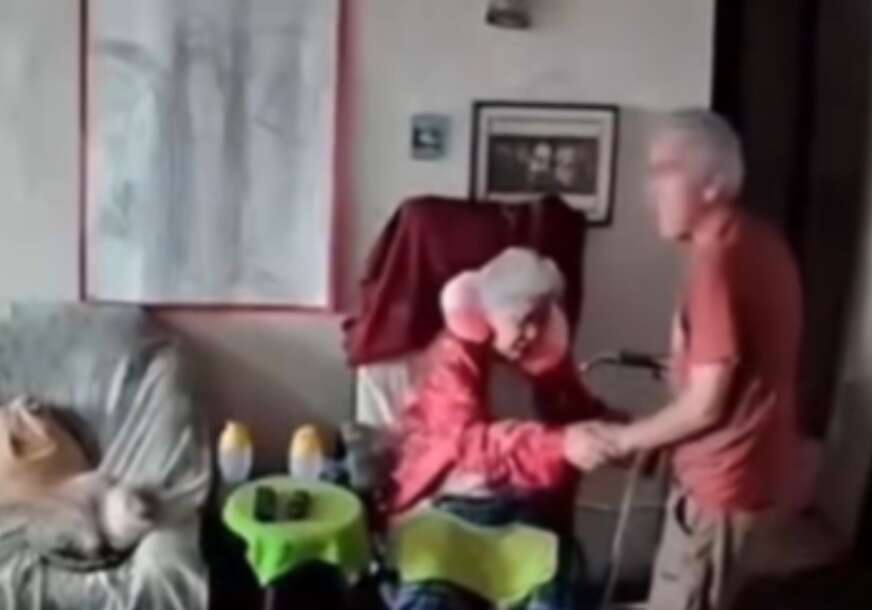 (VIDEO) Kao da im je jedino važno DA SU ZAJEDNO: Dok se zemlja tresla oni su se DRŽALI ZA RUKE, prizor rasplakao svijet