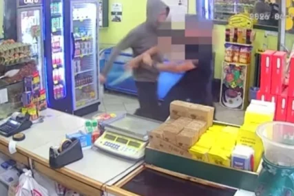 (VIDEO) Hrabri Luka savladao naoružanog pljačkaša: Razbojnik upao u prodavnicu, pa POTEGAO NOŽ