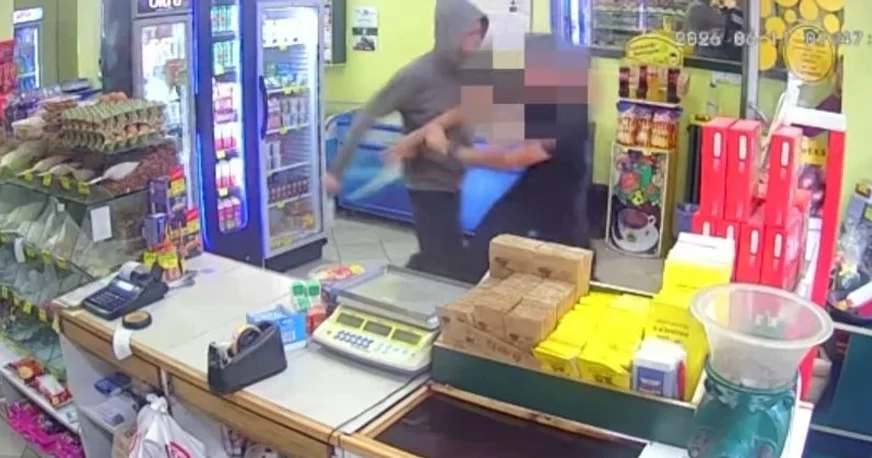 (VIDEO) Hrabri Luka savladao naoružanog pljačkaša: Razbojnik upao u prodavnicu, pa POTEGAO NOŽ
