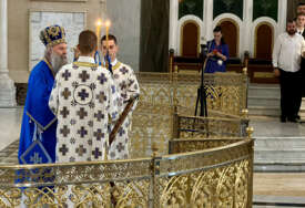 (VIDEO, FOTO) ČASNI POJAS PUTUJE NA SVETU GORU Više od 800.000 vjernika mu se poklonio, patrijarh Porfirije nosio plavu odoru na liturgiji, evo šta to znači